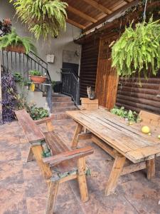 ein hölzerner Picknicktisch und zwei Stühle auf einer Terrasse in der Unterkunft hotel vital in Rechovot