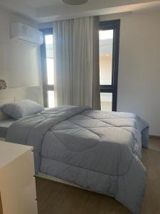 a bed in a room with a window and a bedskirtspectspectspectspects at زهرة اللوتس in Alexandria