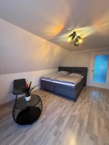 a bedroom with a bed and a ceiling fan at Ferienhaus in Glauchau, Garten, Grillmöglichkeit, Privatparkplatz, Kaffeevollautomat, Wlan, Netflix in Glauchau