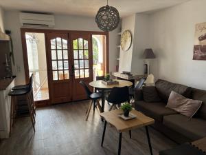 a living room with a couch and a table at Residence Los Jardines in Alcossebre