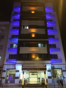 un edificio alto con luces azules. en Napa Hotel, en Denizli