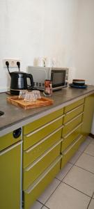 a kitchen with a counter top with a appliance on it at Hostel am Burgenring - kostenloser Parkplatz, Zentrum, Self Check-In, Küche in Schlitz