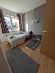 a hotel room with a bed and a window at Hehlentor-City Gäste Wohnung in Celle
