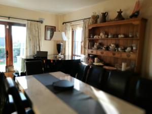 un soggiorno con tavolo, sedie e finestra di Assaroe House a Ballyshannon
