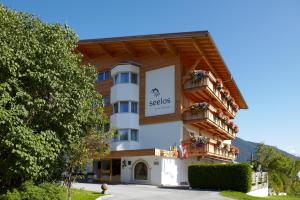 hotel z napisem na boku w obiekcie Hotel Seelos w mieście Seefeld in Tirol