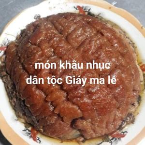 a cake on a plate with a sign that reads mum karma mimic dam too stay at Hoàng Thông Homestay in Mia Si