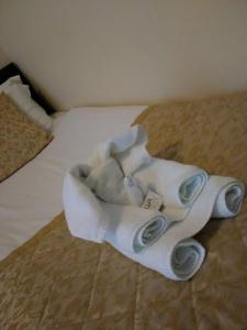 um par de toalhas sentadas numa cama em The Waverley Guest House em Inverness