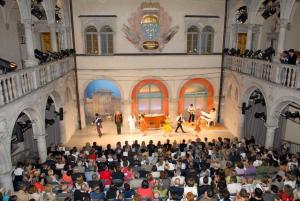 a large crowd of people watching a performance in a building at Haus Lurnfeld in Baldramsdorf