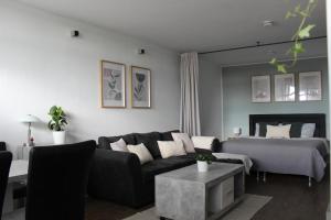 a living room with a couch and a bed at Ostseeferienparadies Heiligenhafen in Heiligenhafen