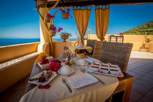 Ein Restaurant oder anderes Speiselokal in der Unterkunft Resort Al Belvedere Salina 