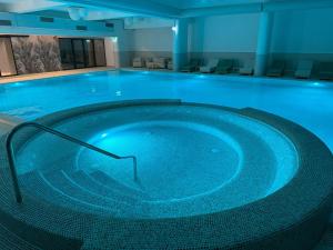 ein großer Swimmingpool in einem Hotelzimmer in der Unterkunft Mountain Bliss in Sinaia