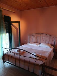 a bedroom with a bed in a room at Lefter's Cottege in Nea Irakleia