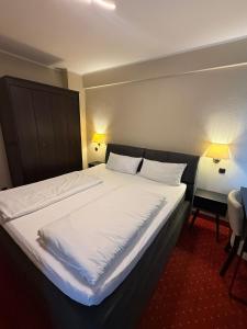 Llit o llits en una habitació de Sun Hotel