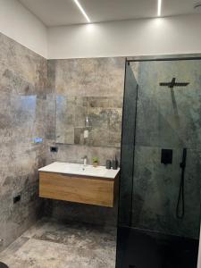 a bathroom with a sink and a shower at Villa Uma con Idromassaggio e Parcheggio Privato in Sannicandro Garganico +22 photos
