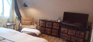 a living room with a flat screen tv on a dresser at Auszeit-Schoenenwalde in Papenhagen