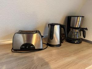 two toaster and a blender sitting on a counter at Glücklich am Strand - Ruhe im Kiefernwald mit Terrasse & Hund willkommen - Heinrich in Trassenheide
