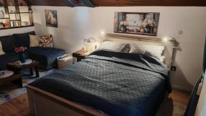 a bedroom with a bed and a couch at Apartman Pavle Mladenovac in Mladenovac