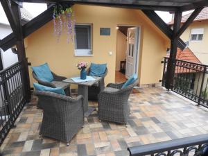 a patio with wicker chairs and a table at Apartman Pavle Mladenovac in Mladenovac