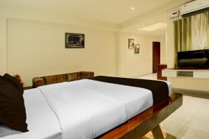 a bedroom with a bed and a television in it at Hotel O Riddhinn6 in Jalandhar