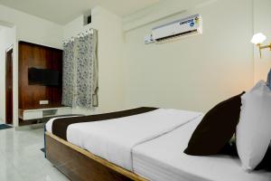 a hotel room with a bed and a television at Hotel O Riddhinn6 in Jalandhar