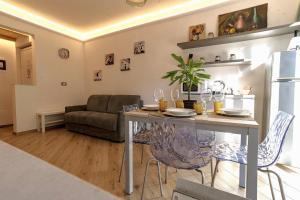 a living room with a table with chairs and a couch at Macaia Family Apartment with AC in Vernazza