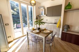 a kitchen with a table and chairs in a room at Macaia Family Apartment with AC in Vernazza
