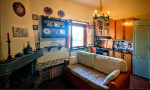 a living room with a couch and a kitchen at A casa di Mariarosaria in Pozzovetere