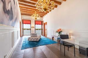 a living room with a dining table and a chandelier at Porta da mar in Venice