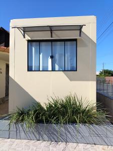 a house with a window on the side of it at Studio Container Morano Calabro in Florianópolis