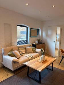 a living room with a couch and a coffee table at Gästehaus am Privatsee in Biederitz