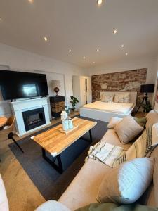 a living room with a couch and a bed at Gästehaus am Privatsee in Biederitz