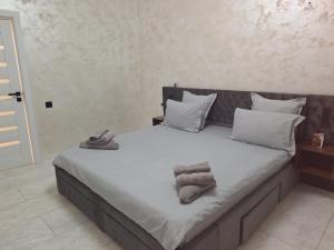 a bedroom with a bed with two towels on it at ANY MARY Apart ZONA 0 in Tulcea