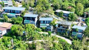 eine Luftaufnahme von Häusern in einem Wald in der Unterkunft yume17 - Sea View pool Villas & 1BD, Studios in Chaloklum