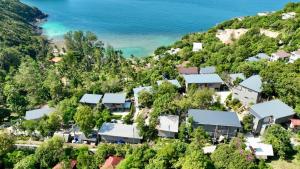 Luftaufnahme eines Dorfes auf einem Hügel neben dem Meer in der Unterkunft yume17 - Sea View pool Villas & 1BD, Studios in Chaloklum