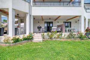 a house with a lawn in front of it at Coteaux en Vue in Aureville