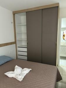 ein Schlafzimmer mit Bett und Kleiderschrank in der Unterkunft Studio Design 310 in Sobral
