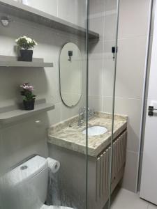 ein Badezimmer mit Waschbecken, Toilette und Spiegel in der Unterkunft Studio Design 310 in Sobral + 18 Fotos