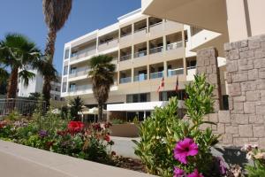 un edificio con flores delante en Saint Constantine Hotel, en Cos