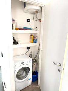 a laundry room with a washer and dryer at Cavour 16 Biella Studio Centro in Biella