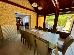 a dining room with a table and chairs at Vianelli apartman in Zamárdi