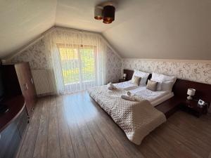 a bedroom with two beds and a window at Vianelli apartman in Zamárdi