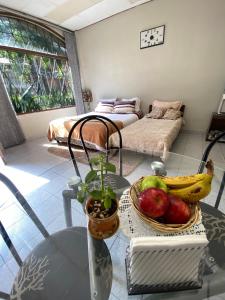 a living room with a table with a bowl of fruit at Apartamento en zona centro de Asunción - tranquilo y con acceso directo in Asunción