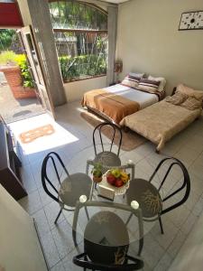 a room with a bed and a table with a bowl of fruit at Apartamento en zona centro de Asunción - tranquilo y con acceso directo in Asunción