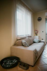 a bed in a room with a large window at La Casetta - un piccolo angolo di pace in Piccianello