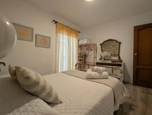 un dormitorio con una cama con dos toallas encima en Casa Cisca, en Quesada