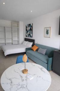 a living room with a couch and a bed at studio balcon, centre ville, parc expo, Arena in Pérols