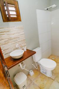 a bathroom with a toilet and a sink at Chalé sol de Macapá 1- Refúgio Pertinho do Mar in Luis Correia