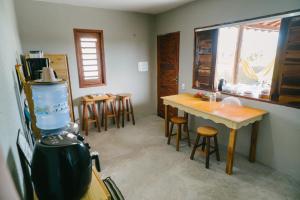 a room with a kitchen with a table and chairs at Chalé sol de Macapá 1- Refúgio Pertinho do Mar in Luis Correia +18 photos