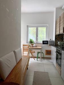 Casa Ling -AC - parking-2Bathrooms tesisinde mutfak veya mini mutfak