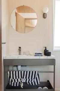 a bathroom with a sink and a mirror at Mobile-Home Living in Gilsdorf